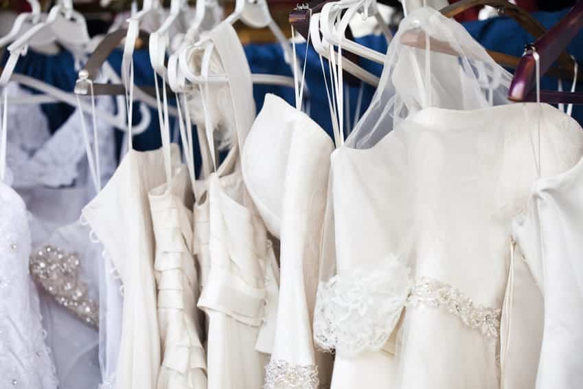 שמלות כלה על קולב